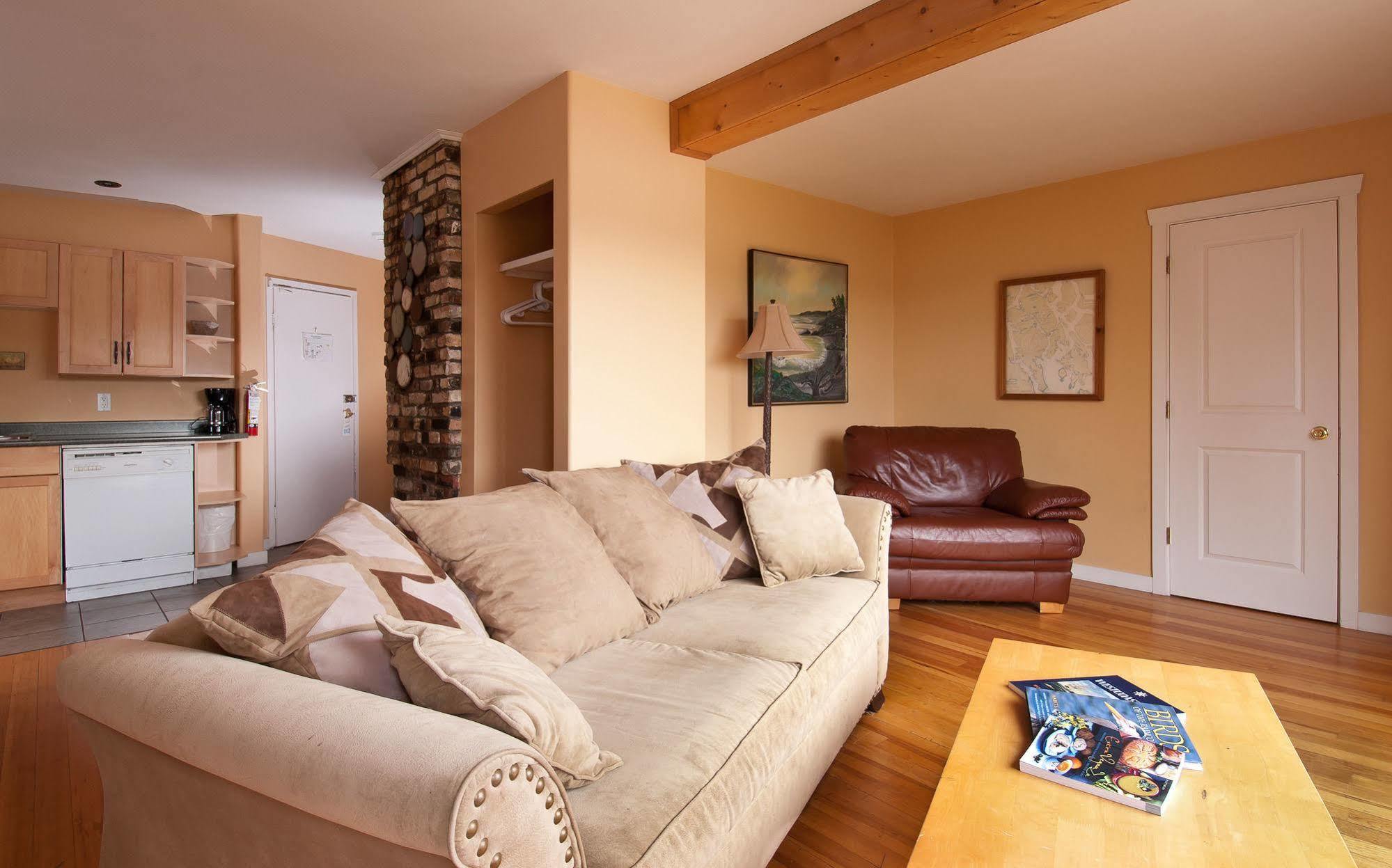 Heriot Bay Inn Bagian luar foto